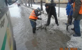 «По колено в холодной воде»: мэр Новокузнецка рассказал о работе дорожников в сложных погодных условиях 