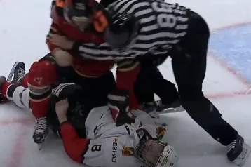 Фото: Кузбасский хоккеист потерял сознание во время драки на матче с омским клубом 1