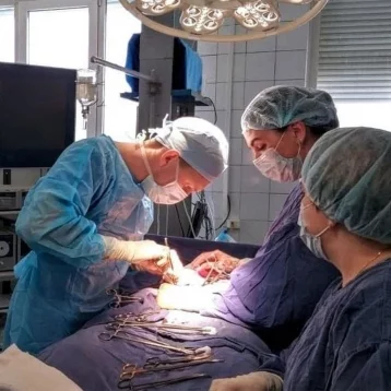 Фото: В Кемерове врачи спасли пациента с крупным выпячиванием размером 3 на 3 см 1