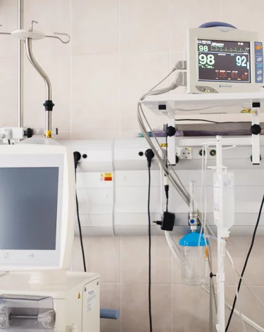 Выжившего под лавиной геолога на Камчатке поместили в реанимацию