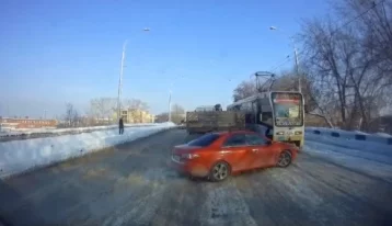 Фото: «Карма настигла»: в Кемерове момент ДТП с иномаркой и трамваем попал на видео 1