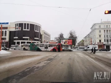 Фото: Сломавшийся троллейбус стал причиной пробок в центре Кемерова 1