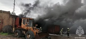 Фото: В МЧС показали кадры с места пожара в гаражном боксе в Новокузнецке 2