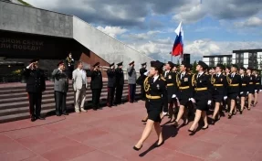 В Кемерове в День Государственного флага привели к присяге 49 полицейских