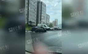В Кемерове на улице Серебряный Бор ночью сгорел Mercedes-Benz