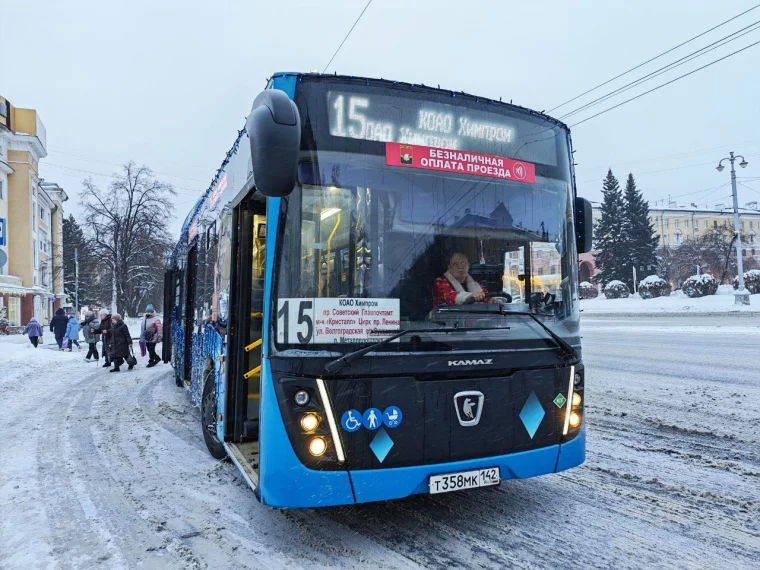 Фото: В Кемерове за руль пассажирских автобусов сели Деды Морозы и Снегурочки  1