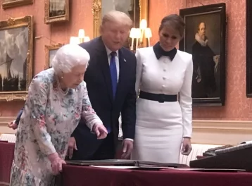 Фото: Дональд Трамп не узнал свой подарок Елизавете II, преподнесённый год назад  1