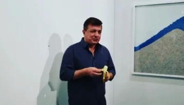Фото: Посетитель галереи съел банан, проданный за 120 000 долларов 1