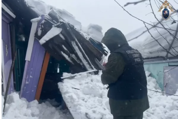 Кузбассовца насмерть придавило упавшим с крыши частного дома снегом