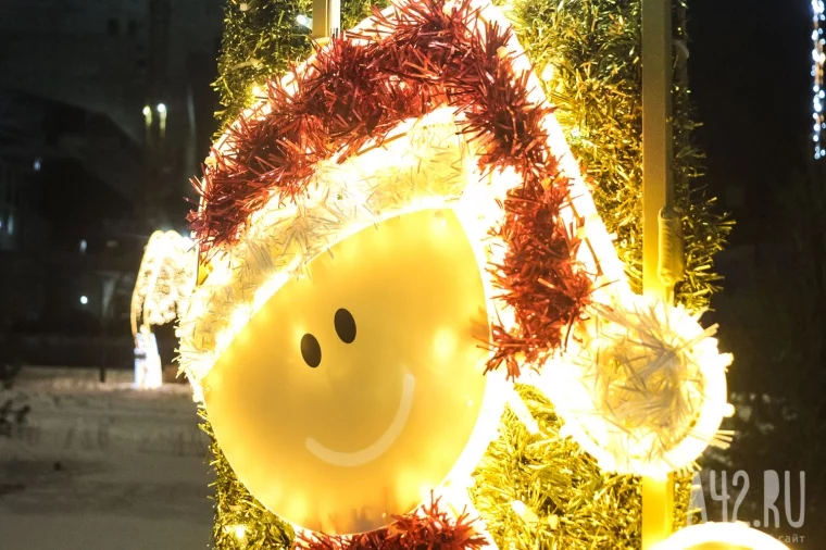 Фото: Жильцов могут оштрафовать за гирлянду в подъезде: как украсить дом и избежать нарушений 4