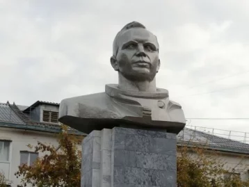Фото: Кемеровская мэрия показала, как выглядит обновлённый памятник Гагарину 1