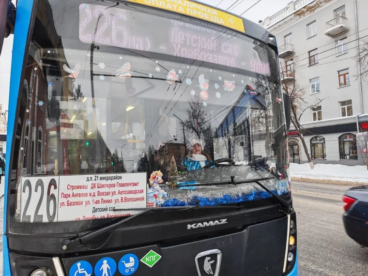 Фото: В Кемерове за руль пассажирских автобусов сели Деды Морозы и Снегурочки  2