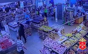 В Кемерове блогер выстрелил из сигнального пистолета в магазине