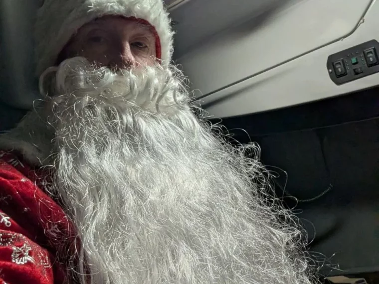 Фото: В Кемерове за руль пассажирских автобусов сели Деды Морозы и Снегурочки  3