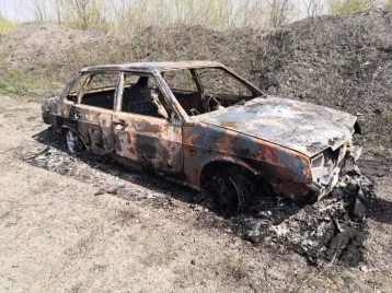 Фото: Трое кузбассовцев напали на таксиста, угнали машину и сожгли её, облив бензином 1