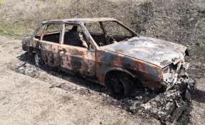 Трое кузбассовцев напали на таксиста, угнали машину и сожгли её, облив бензином