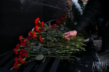 Фото: В центре Москвы двое мужчин запинали мемориал героям СВО 1