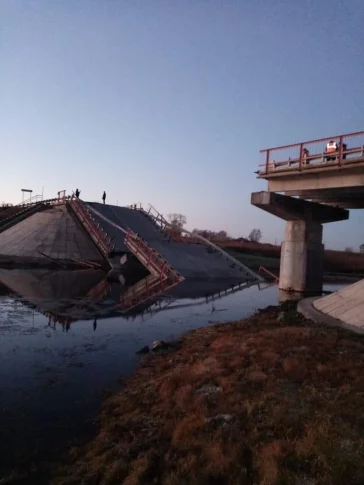 Фото: «ЧП произошло ночью»: в Сибири обрушился автомобильный железобетонный мост 2
