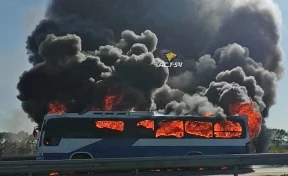 На кузбасской трассе сгорел автобус