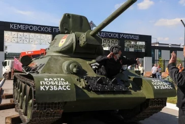 Фото: Танк Т-34 занял место около президентского кадетского училища в Кемерове 3