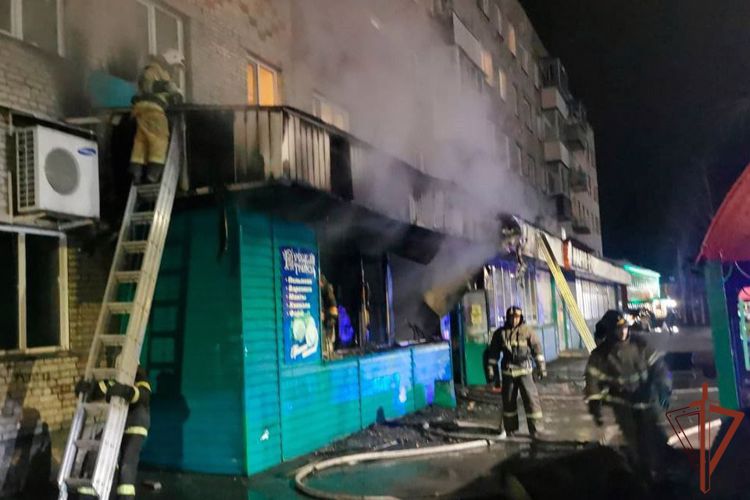 В Кузбассе из загоревшейся многоэтажки эвакуировали 50 человек