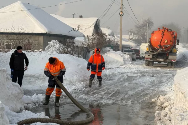 Коммунальщики работают на месте аварии у остановки «Улица Рабочая» в Кемерове