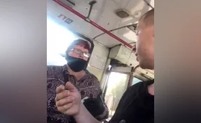 Кемеровчане обсуждают видео конфликта кондуктора троллейбуса и пассажира без маски