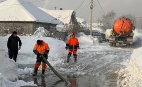 Коммунальщики работают на месте аварии у остановки «Улица Рабочая» в Кемерове