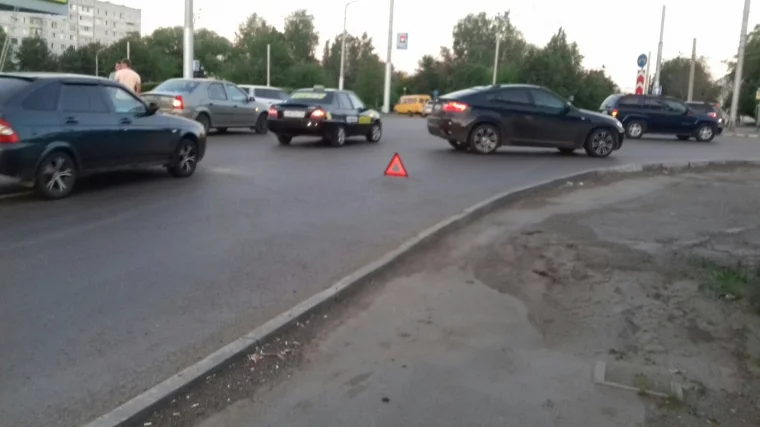 Фото: В Кемерове столкнулись BMW X6 и Renault Logan 2
