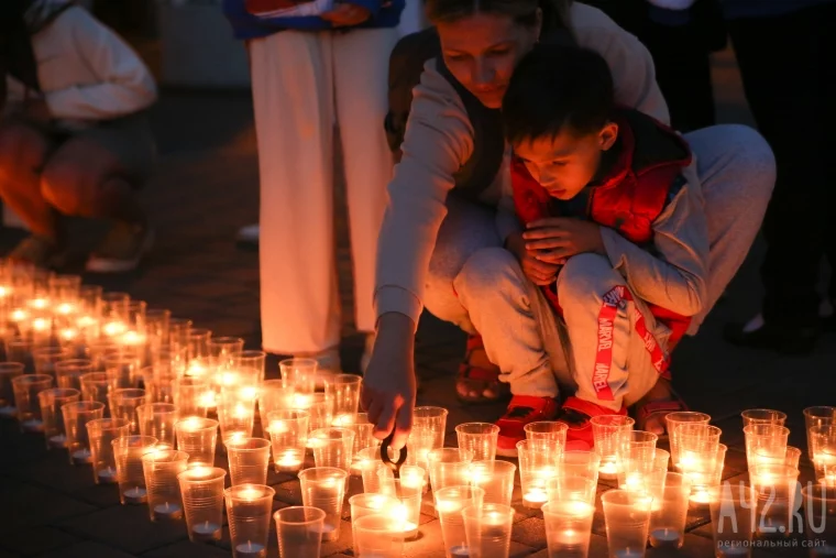 Фото: День памяти и скорби в Кемерове: минута молчания и «Звезда Победы» из свечей 29