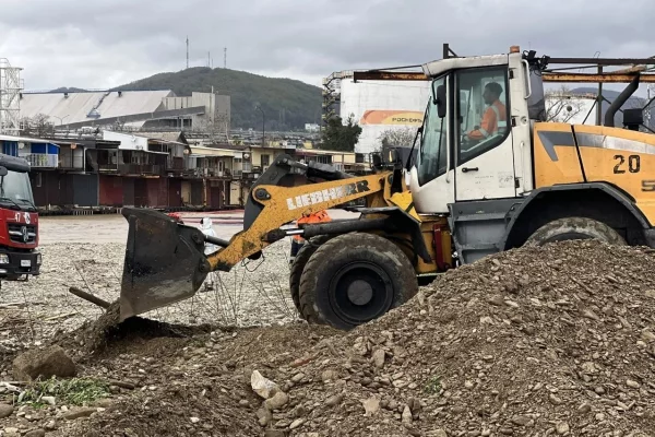 В Туапсе убрано около 988 кубометров нефтепродуктов, попавших в реку и на берег