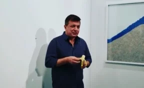 Посетитель галереи съел банан, проданный за 120 000 долларов