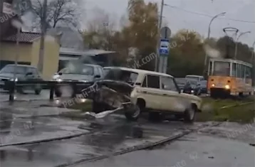 Фото: Очевидцы поделились видео серьёзного ДТП на улице Сибиряков-Гвардейцев в Кемерове 1