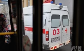 Выпала в открытую дверь: в Новосибирске пенсионерка погибла после того, как на неё упал муж в автобусе
