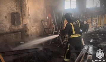 Фото: МЧС: в Кемерове снова загорелся склад на Шатурской улице 1