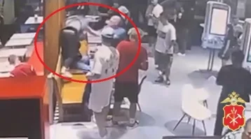 Фото: В Новокузнецке двое подростков избили 40-летнего мужчину в кафе: инцидент попал на видео 1
