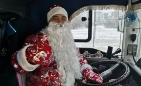 Снегурочки и Деды Морозы выходят на маршруты общественного транспорта в Кемерове