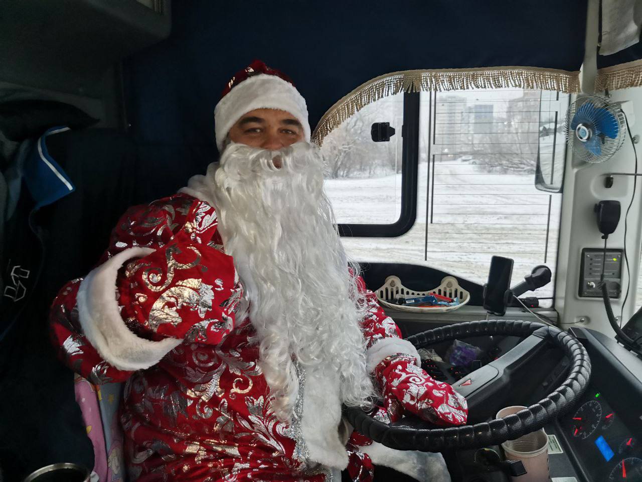 В Кемерове пассажиров общественного транспорта повезут Снегурочки и Деды Морозы