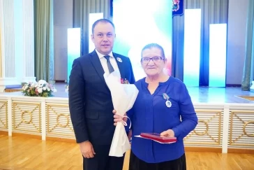 Фото: Поздравили с праздником: Илья Середюк наградил многодетных матерей Кузбасса 4