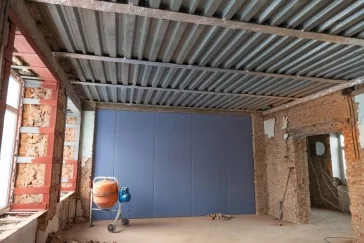 Фото: Кемеровчане и власти города проверили ход затянувшегося ремонта школы в Кировском 2