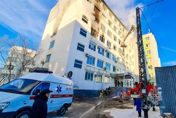 Фото: В Якутске огнеборцы МЧС спасли во время пожара в здании 52 человека  1