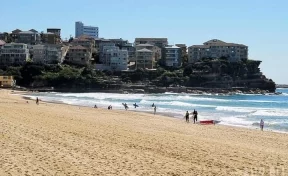 На пляже в Австралии обнаружили неопознанный объект из металла 