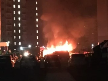 Фото: Пять автомобилей пострадали от пожара на проспекте Комсомольском в Кемерове 1