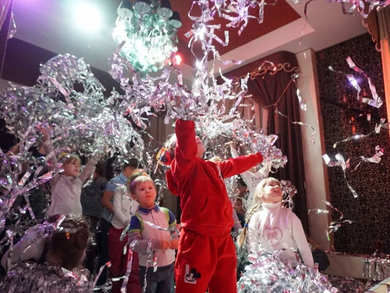 Фото: В центре Кемерова открылась Мастерская Деда Мороза 9
