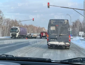 Фото: Два авто столкнулись на выезде из Кемерова: очевидцы делятся кадрами 1