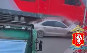 В Екатеринбурге электричка снесла выехавшую на пути иномарку 
