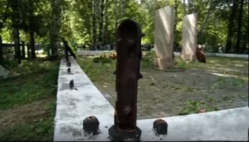 Фото: Кузбассовец украл ограждения с памятника солдатам на сумму 1,3 млн рублей 1