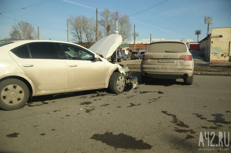 Фото: В Кемерове столкнувшиеся автомобили перегородили проезд на Кузнецком проспекте 2