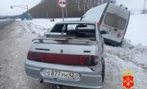 Водитель без прав врезался в скорую помощь в Кузбассе, пострадали медики