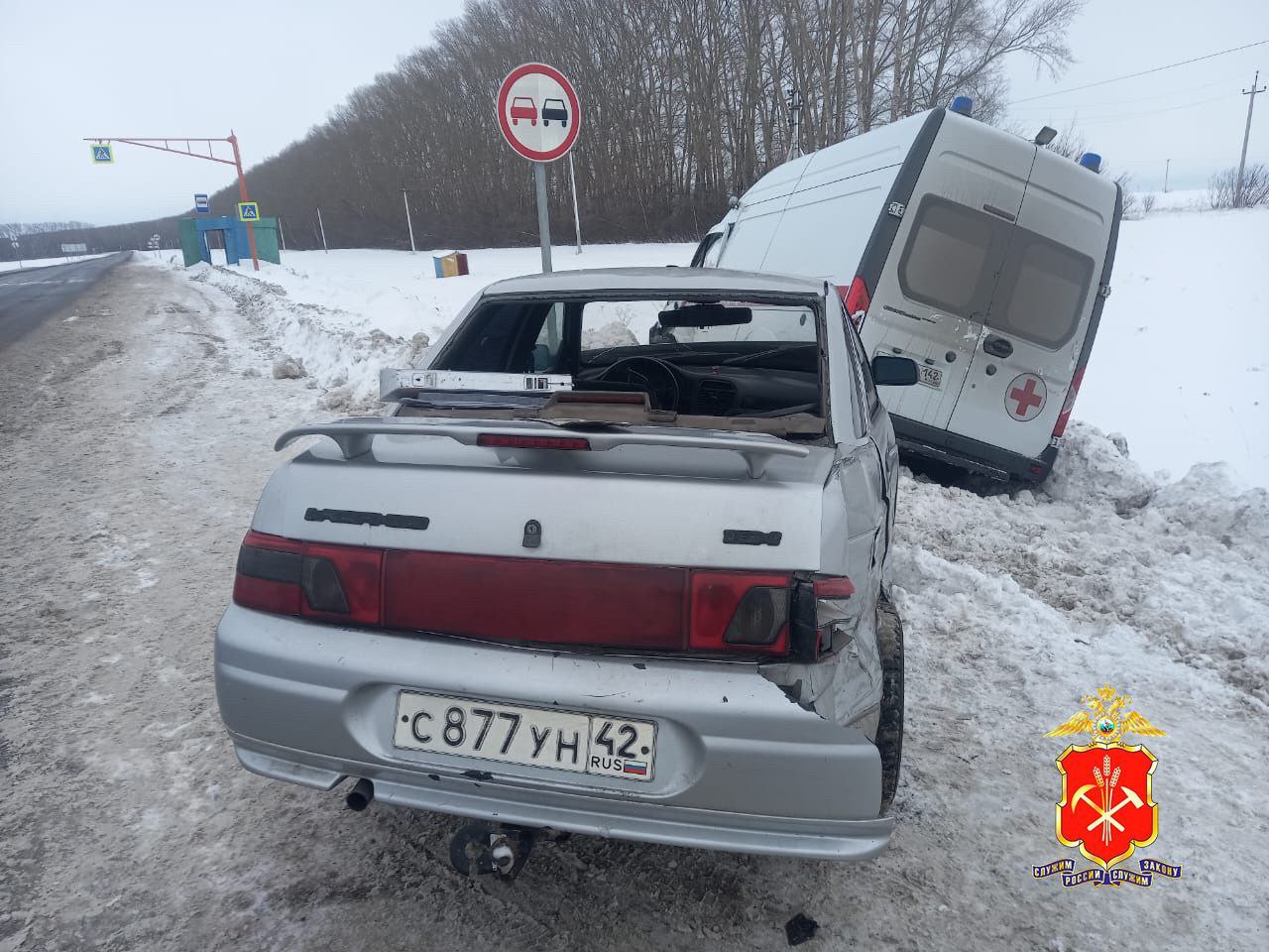 МВД: водитель без прав врезался в скорую помощь в Кузбассе, пострадали медики